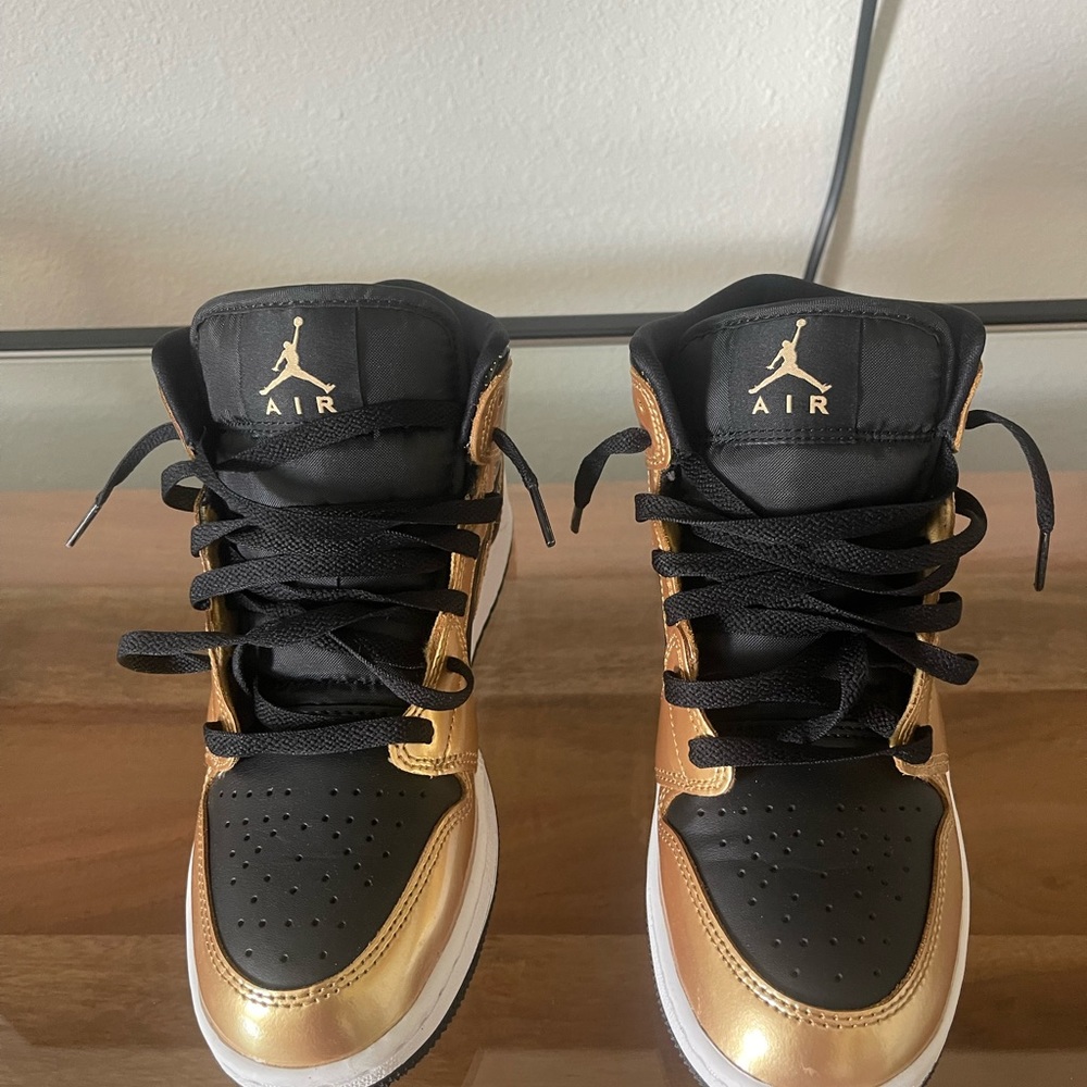 BIG KIDS' AIR JORDAN RETRO 1 MID SE CASUAL SHOES